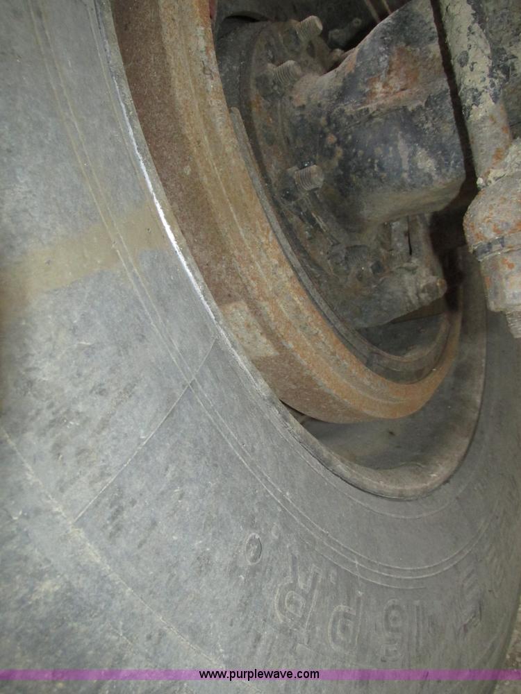 image for item J8979 2002 Peterbilt 379 semi truck