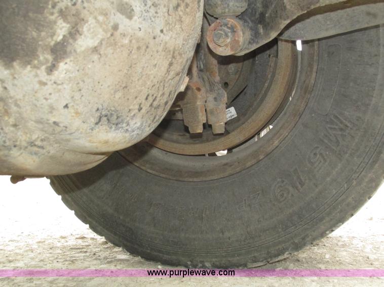 image for item J8979 2002 Peterbilt 379 semi truck