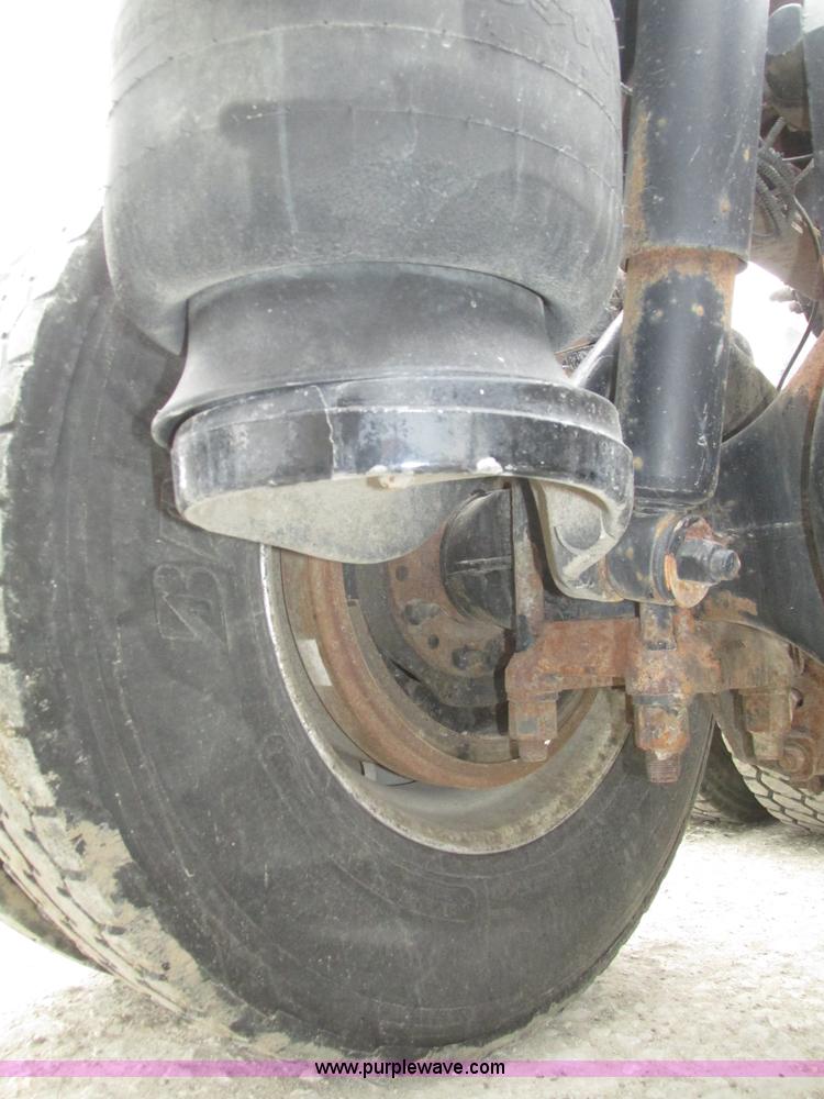 image for item J8979 2002 Peterbilt 379 semi truck