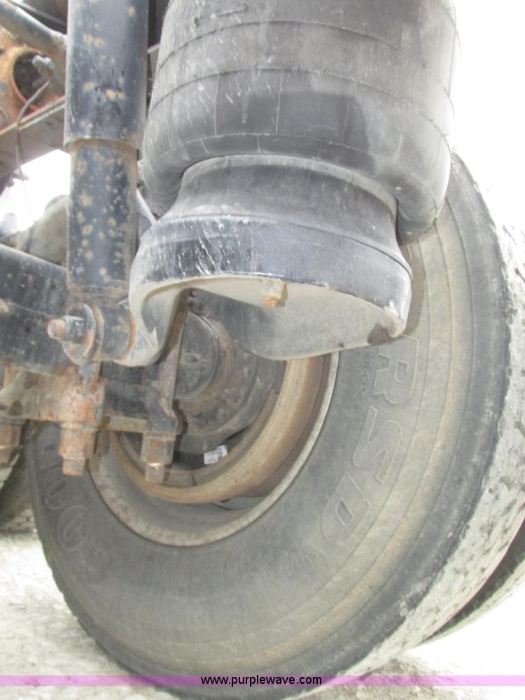 image for item J8979 2002 Peterbilt 379 semi truck