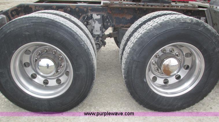 image for item J8979 2002 Peterbilt 379 semi truck