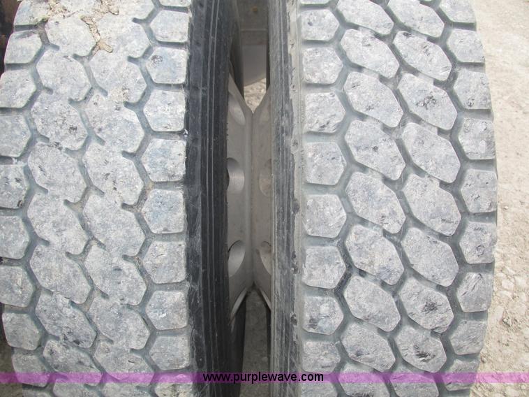 image for item J8979 2002 Peterbilt 379 semi truck