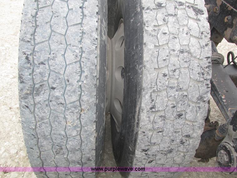 image for item J8979 2002 Peterbilt 379 semi truck