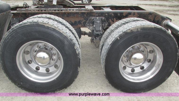 image for item J8979 2002 Peterbilt 379 semi truck