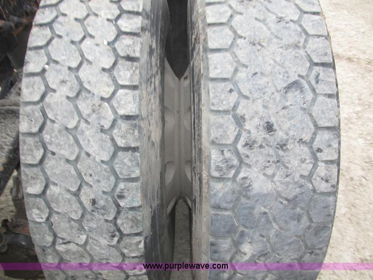 image for item J8979 2002 Peterbilt 379 semi truck