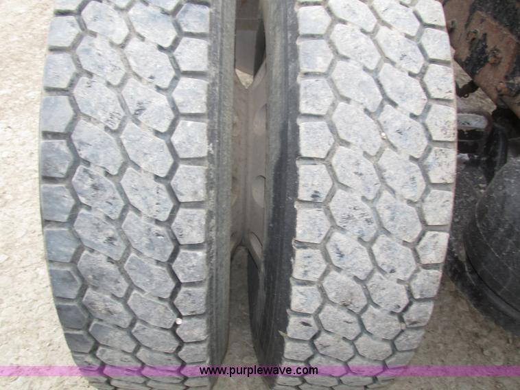 image for item J8979 2002 Peterbilt 379 semi truck