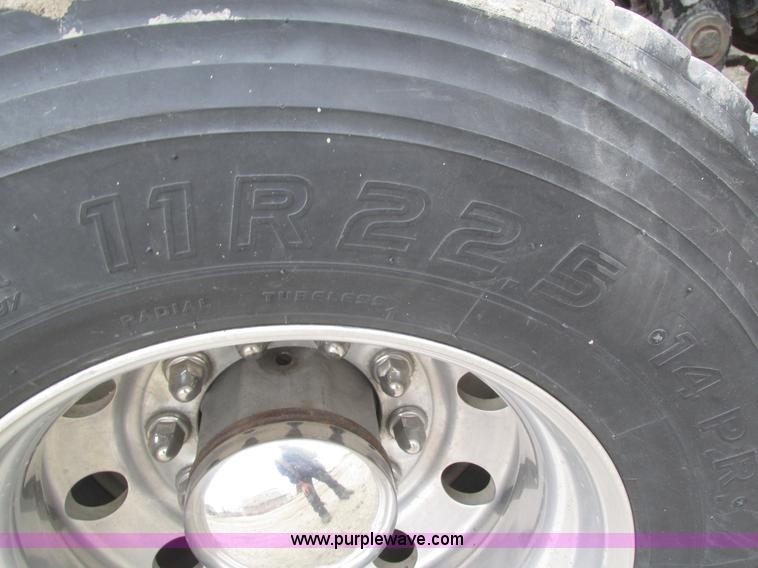 image for item J8979 2002 Peterbilt 379 semi truck