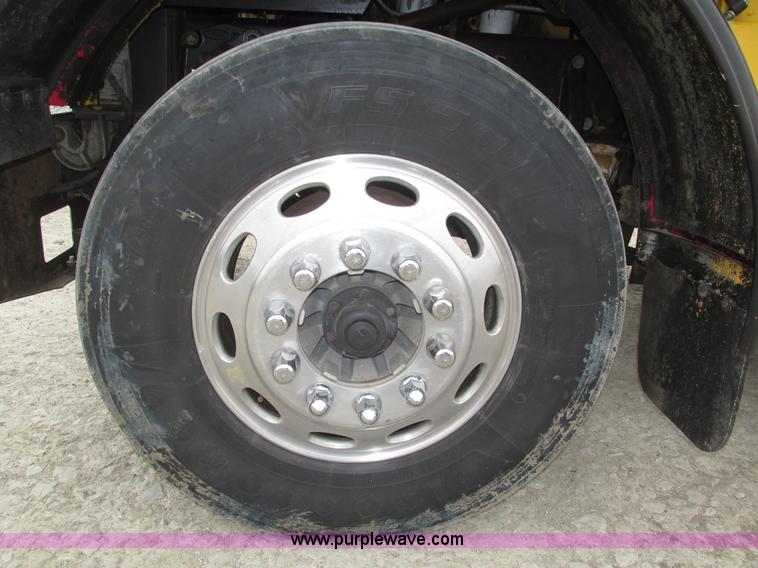 image for item J8979 2002 Peterbilt 379 semi truck