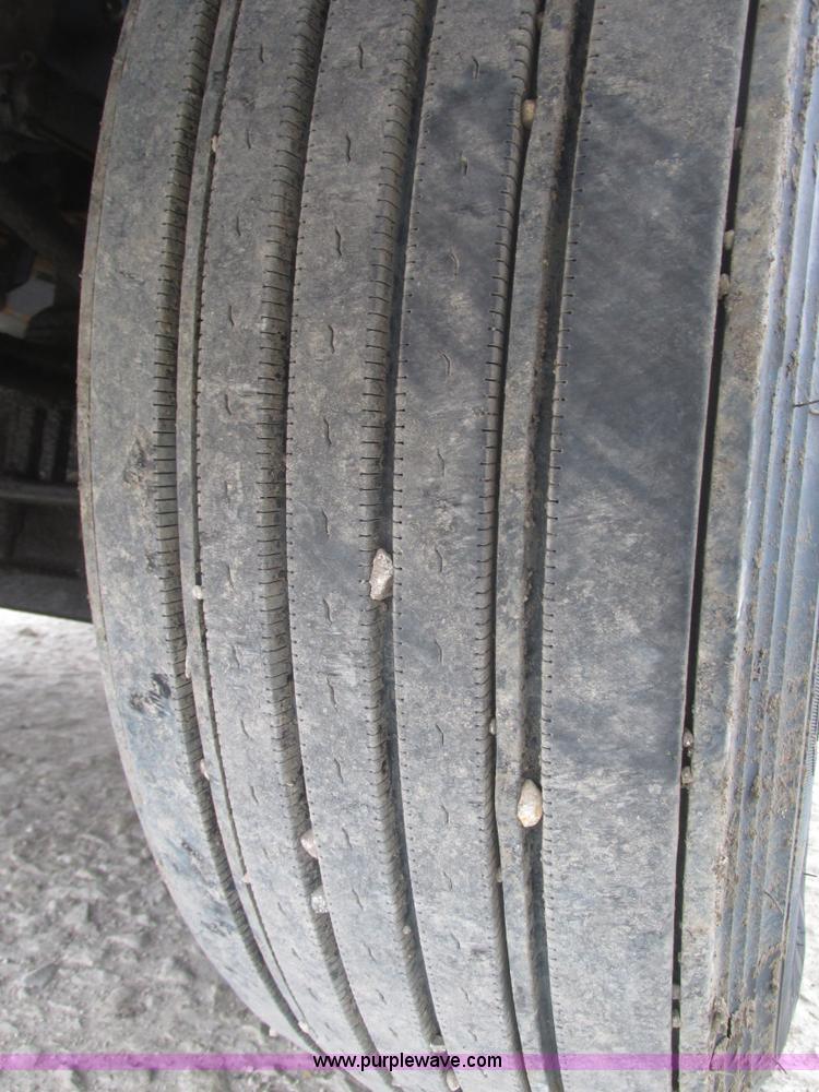 image for item J8979 2002 Peterbilt 379 semi truck