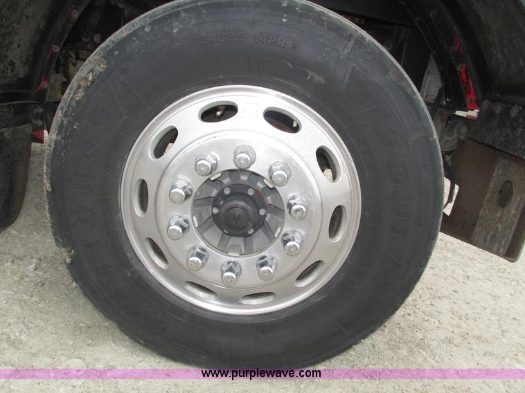 image for item J8979 2002 Peterbilt 379 semi truck