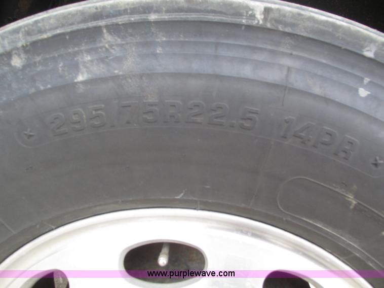 image for item J8979 2002 Peterbilt 379 semi truck