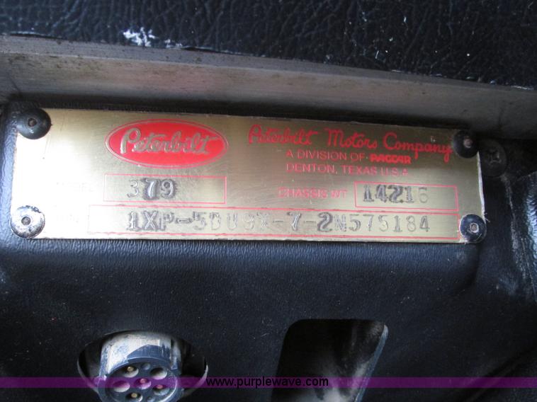 image for item J8979 2002 Peterbilt 379 semi truck