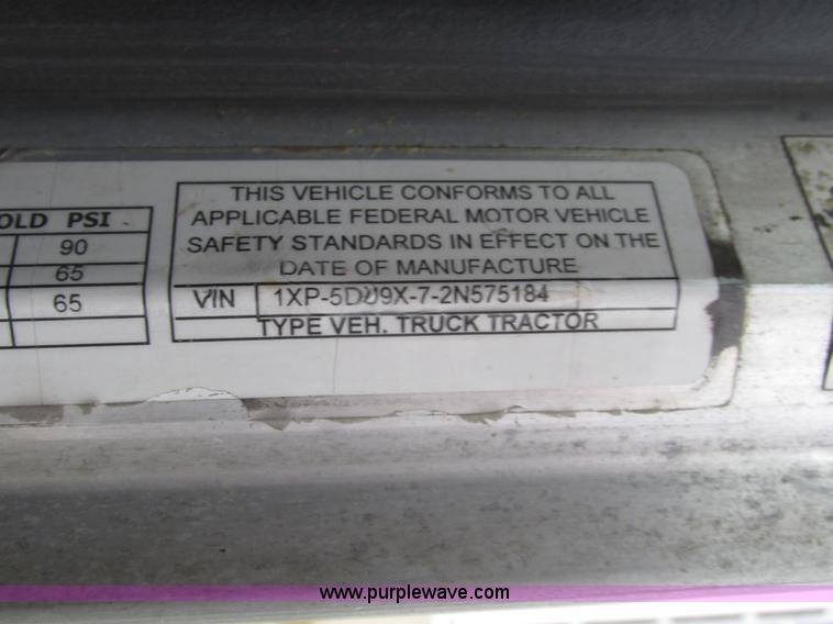 image for item J8979 2002 Peterbilt 379 semi truck