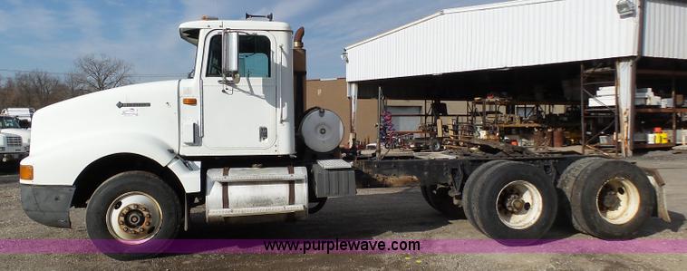 image for item K1287 1995 International 9400 semi truck