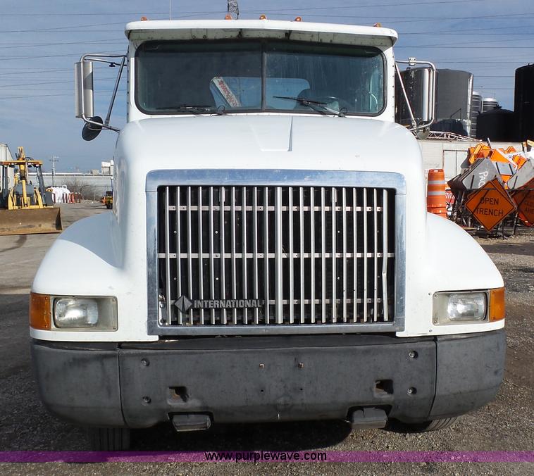image for item K1287 1995 International 9400 semi truck