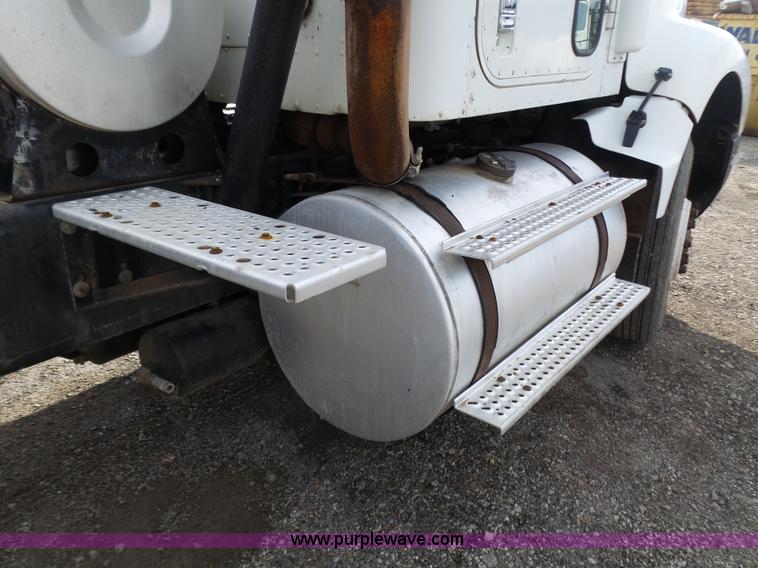 image for item K1287 1995 International 9400 semi truck