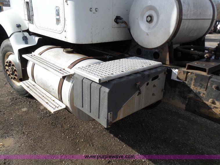 image for item K1287 1995 International 9400 semi truck