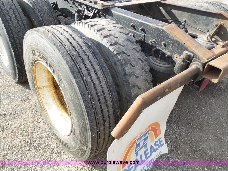 image for item K1287 1995 International 9400 semi truck