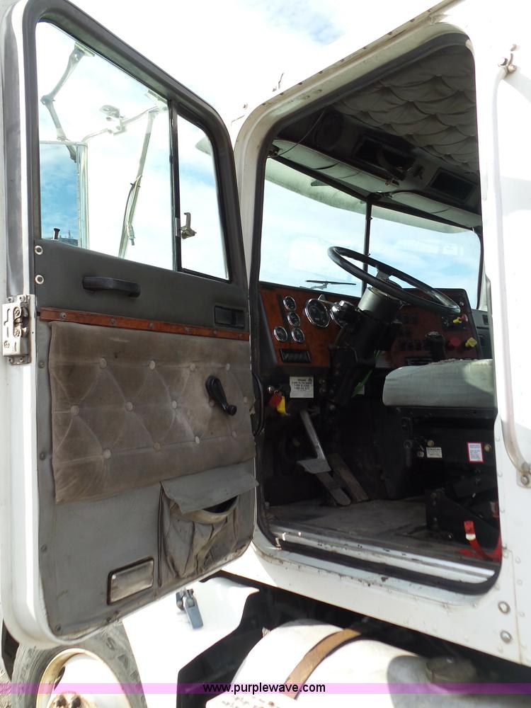 image for item K1287 1995 International 9400 semi truck