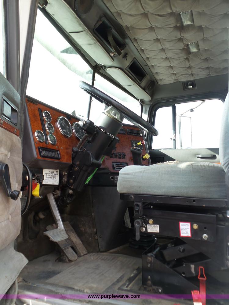 image for item K1287 1995 International 9400 semi truck