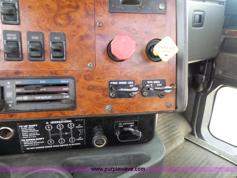 image for item K1287 1995 International 9400 semi truck