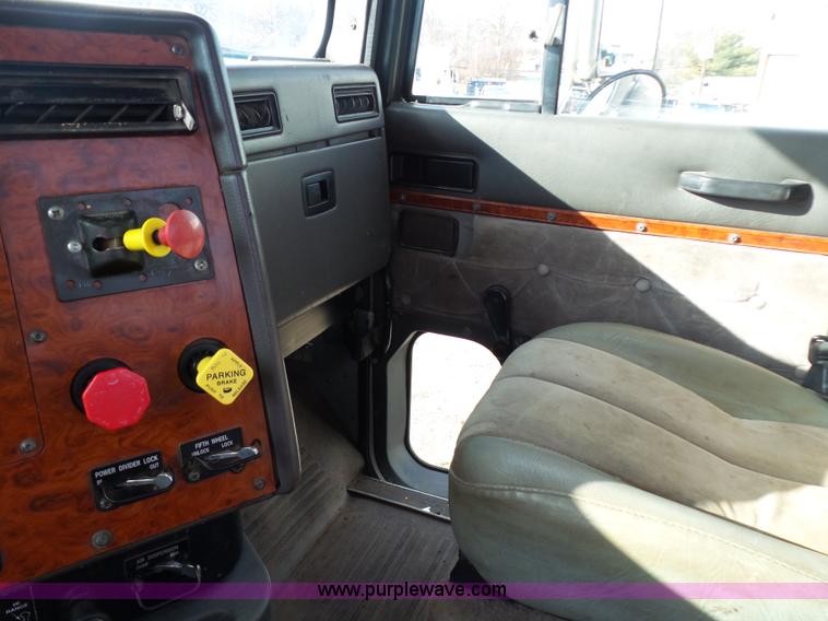 image for item K1287 1995 International 9400 semi truck