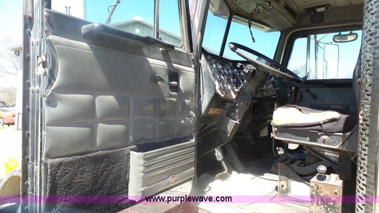 image for item K4248 1991 Peterbilt 379 semi truck