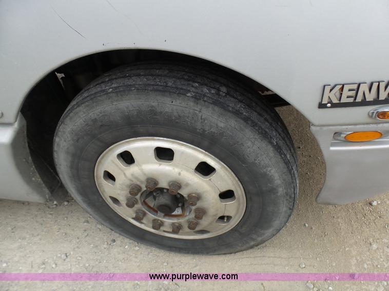 image for item K4275 2007 Kenworth T600 semi truck