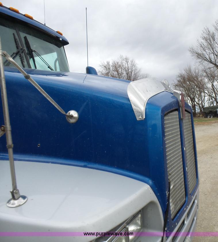 image for item K4275 2007 Kenworth T600 semi truck