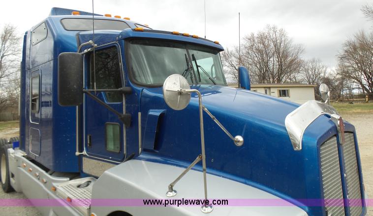 image for item K4275 2007 Kenworth T600 semi truck