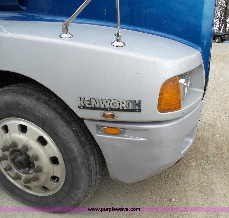 image for item K4275 2007 Kenworth T600 semi truck