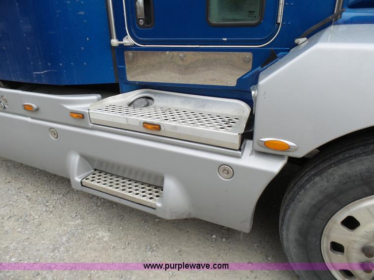 image for item K4275 2007 Kenworth T600 semi truck
