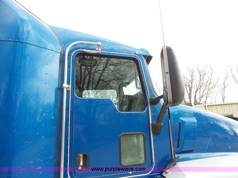 image for item K4275 2007 Kenworth T600 semi truck