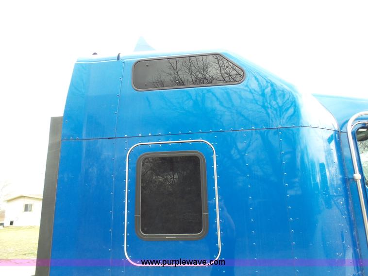 image for item K4275 2007 Kenworth T600 semi truck