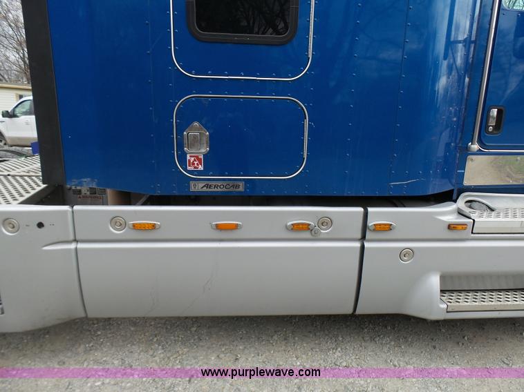image for item K4275 2007 Kenworth T600 semi truck