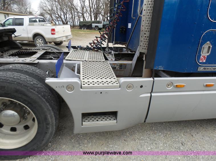 image for item K4275 2007 Kenworth T600 semi truck