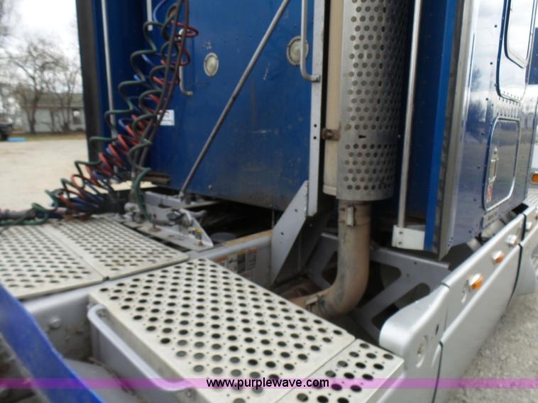 image for item K4275 2007 Kenworth T600 semi truck