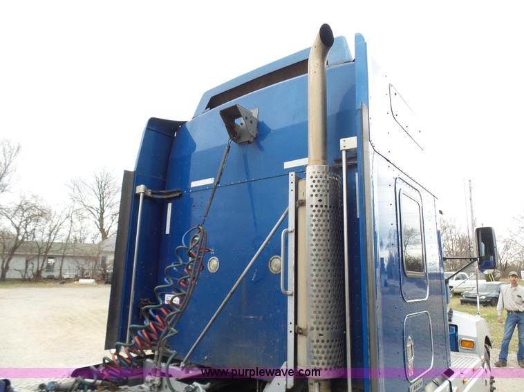 image for item K4275 2007 Kenworth T600 semi truck