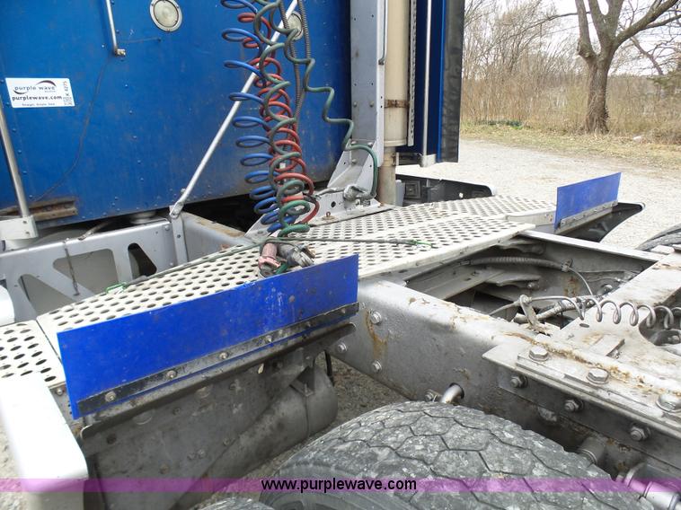 image for item K4275 2007 Kenworth T600 semi truck