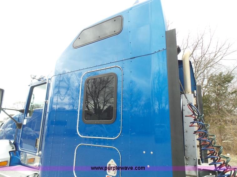 image for item K4275 2007 Kenworth T600 semi truck