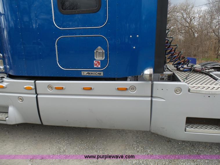 image for item K4275 2007 Kenworth T600 semi truck