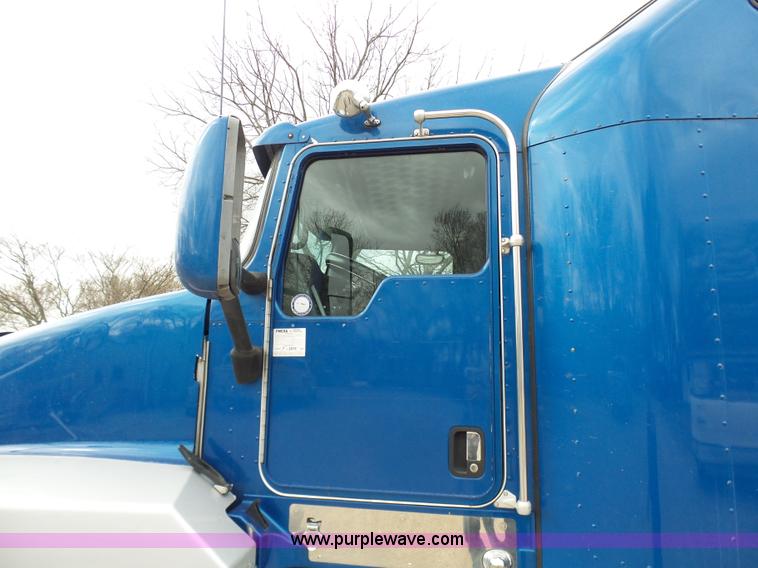 image for item K4275 2007 Kenworth T600 semi truck