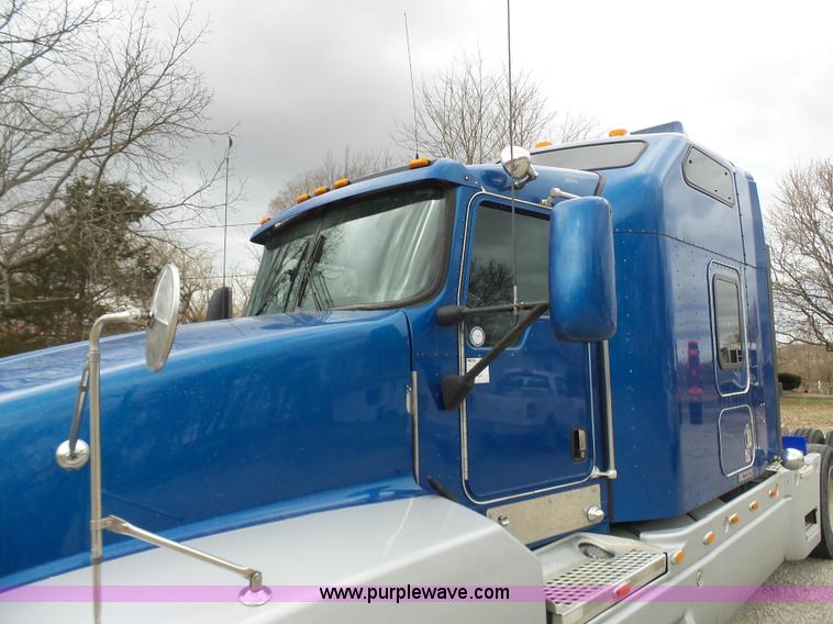 image for item K4275 2007 Kenworth T600 semi truck