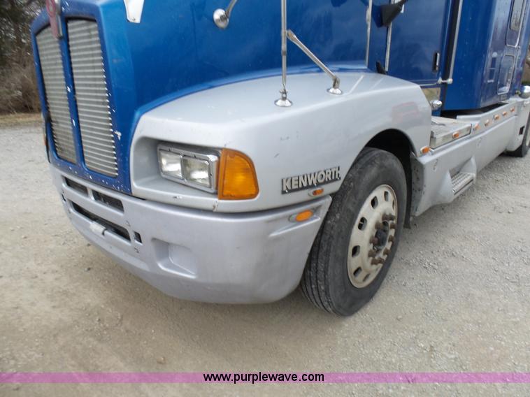 image for item K4275 2007 Kenworth T600 semi truck