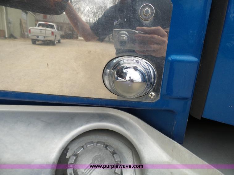 image for item K4275 2007 Kenworth T600 semi truck