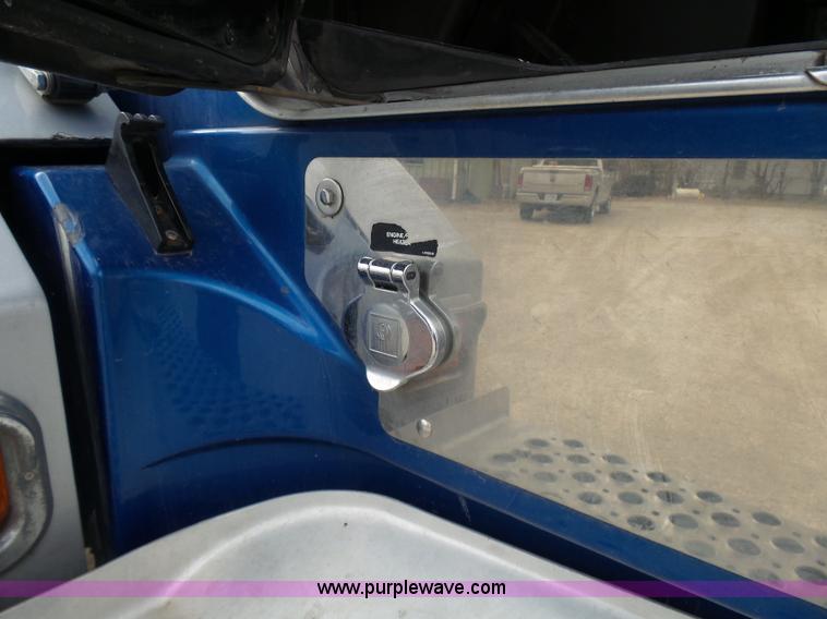 image for item K4275 2007 Kenworth T600 semi truck