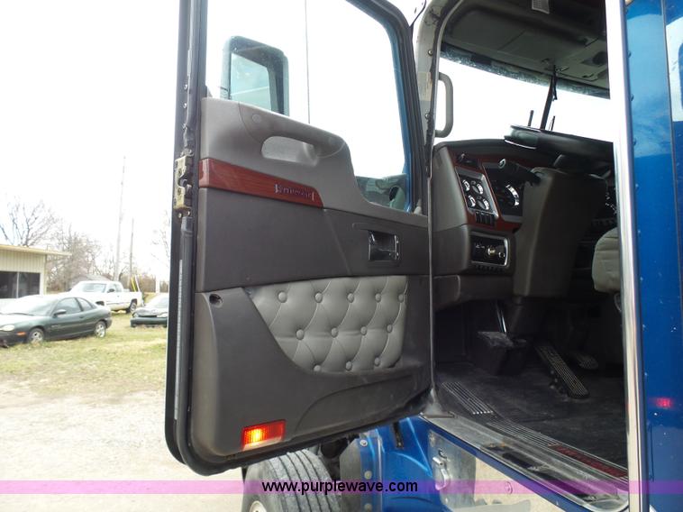 image for item K4275 2007 Kenworth T600 semi truck