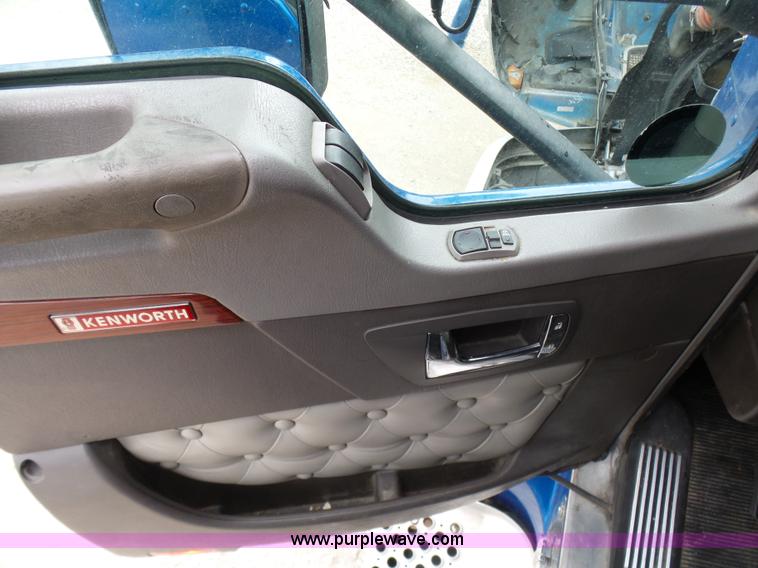 image for item K4275 2007 Kenworth T600 semi truck