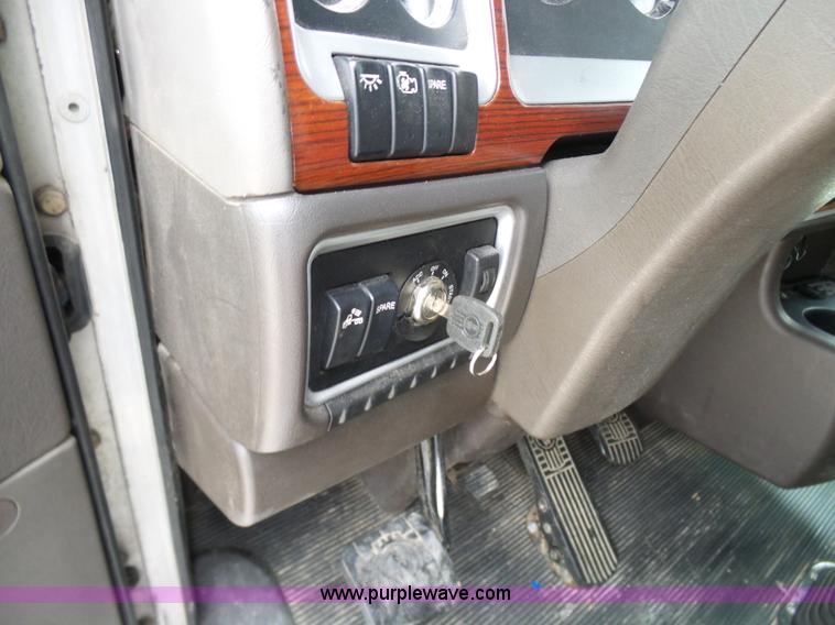 image for item K4275 2007 Kenworth T600 semi truck