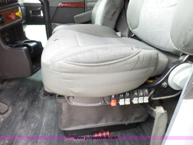 image for item K4275 2007 Kenworth T600 semi truck